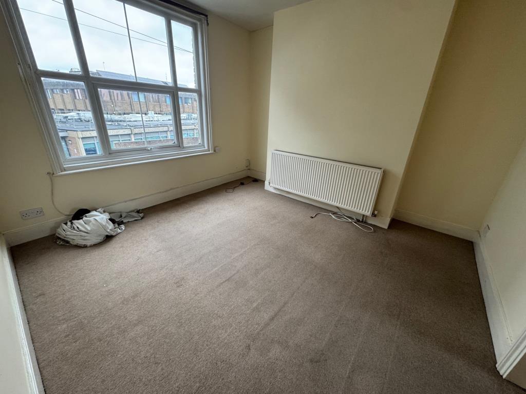 Lot: 120 - FREEHOLD TOWN CENTRE PROPERTY ARRANGED AS TWO TWO-BEDROOM MAISONETTES - Upper maisonette Living room